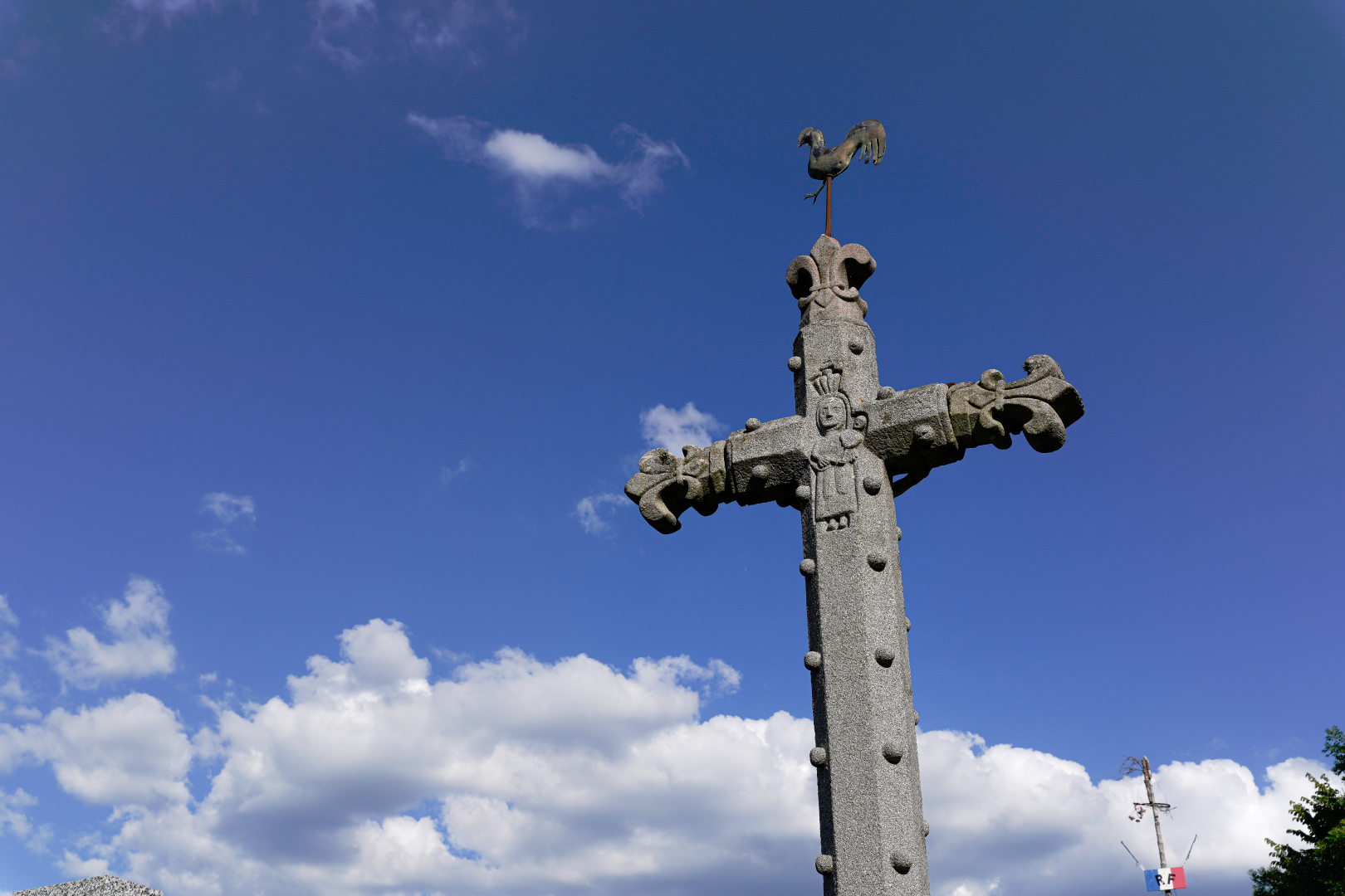 Croix près de l'église de Fontans