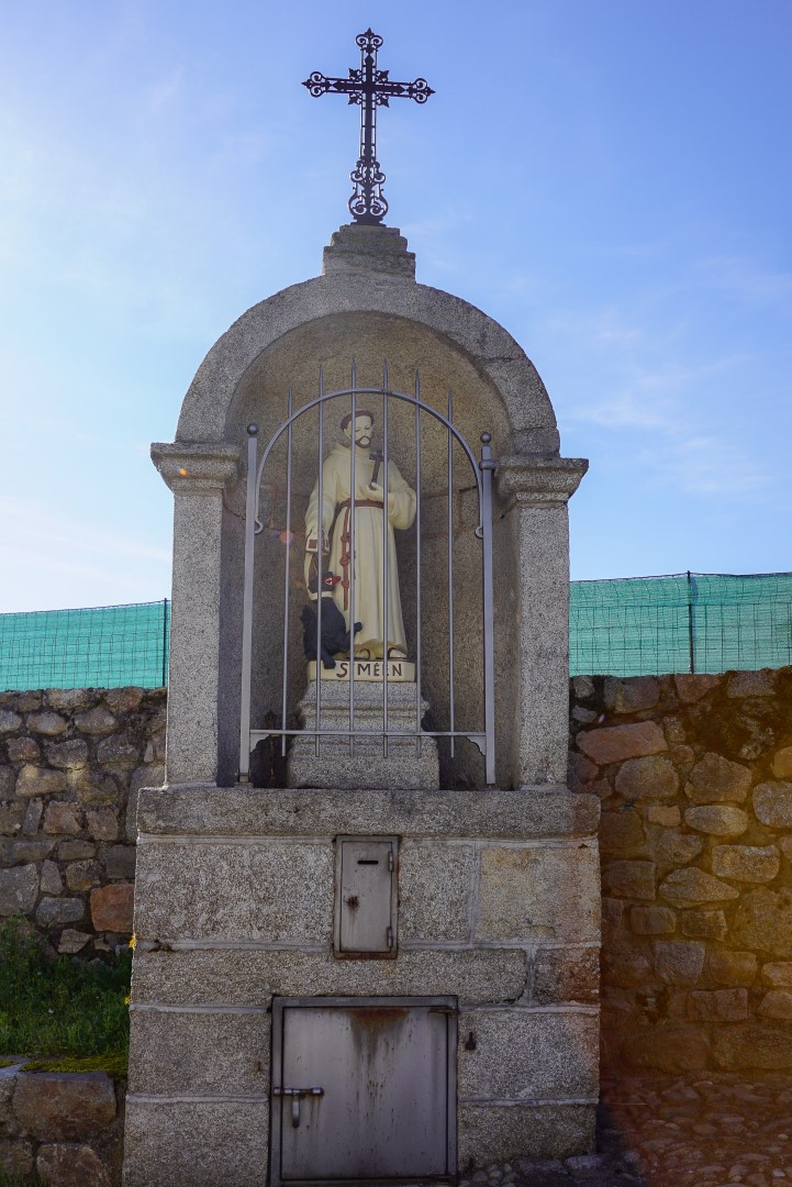 Source Saint-Méen près de l'église Saint-Barthélémy à Saint-Léger du Malzieu