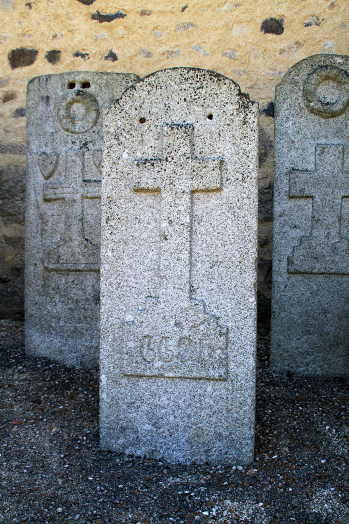 Pierres tombales près de l'église Saint-Barthélémy 