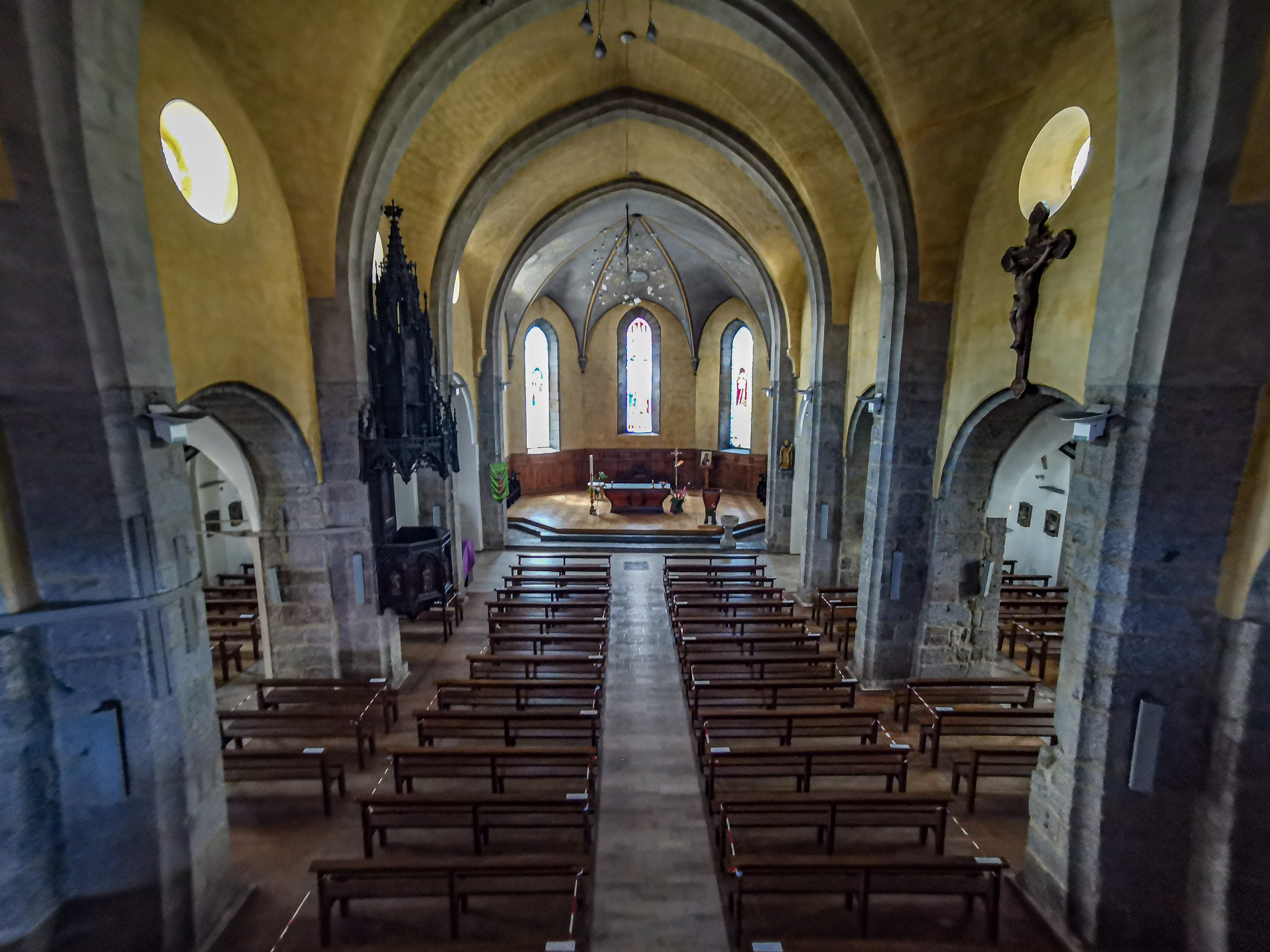 Intérieur de l'église Saint-Hilaire à Saint-Chélyd'Apcher
