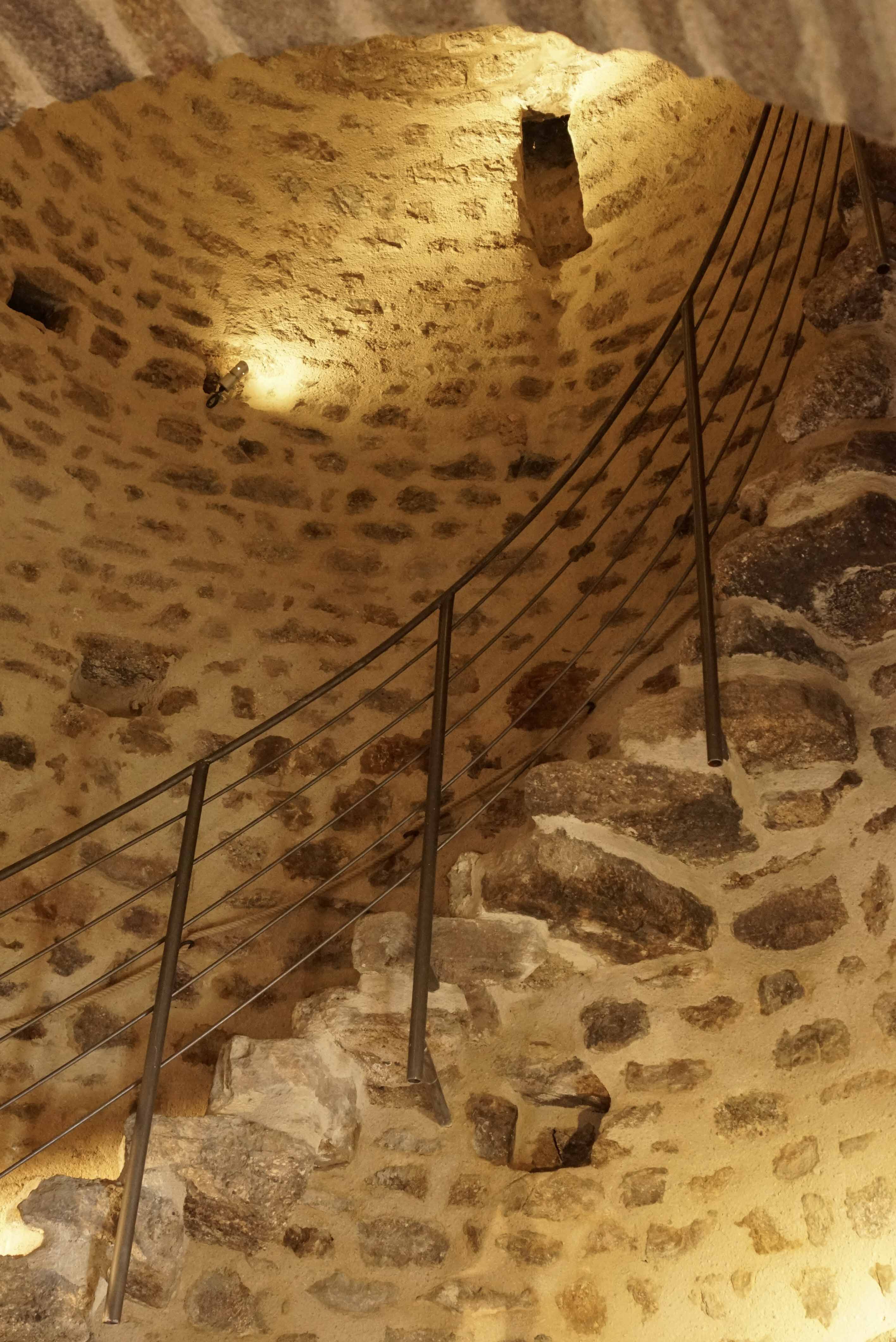 Escalier du 13e siècle dans la tour de Bodon