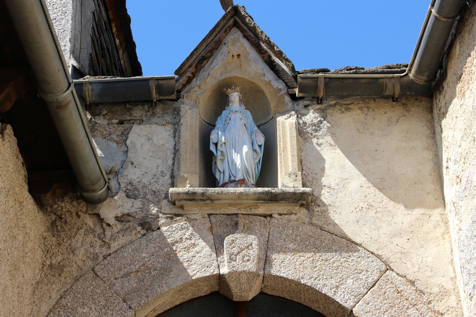 Vierge au-dessus du portail d'entrée de l'église des Estrets près de Fontans
