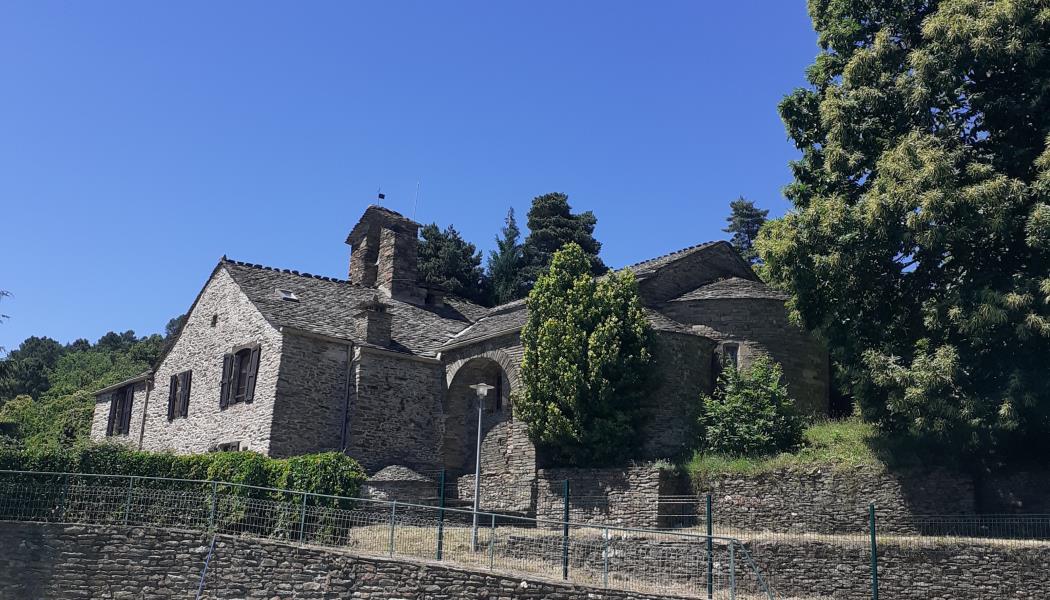 piscine de Saint Privat, au-dessus l'église romane du XIIe siècle.