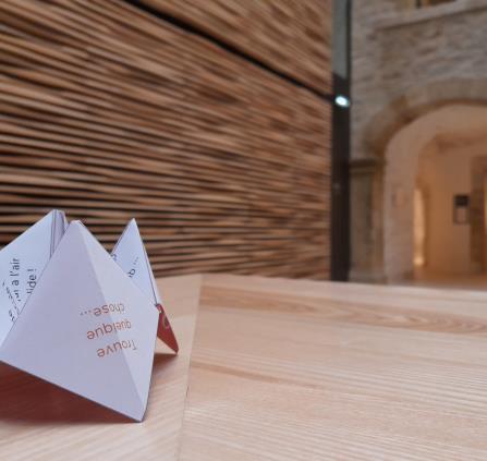 Cocotte curieuse en papier