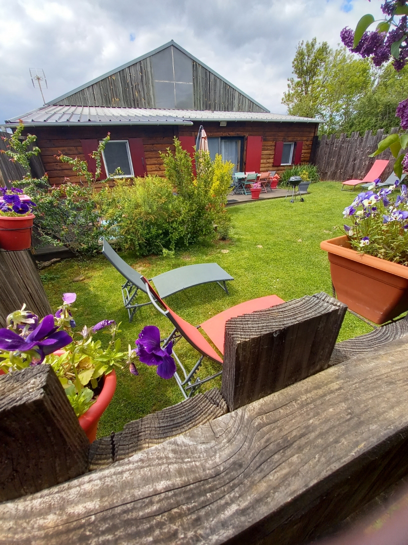 LA CABANE AU FOND DU JARDIN