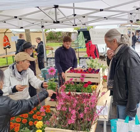 Marché du printemps à Esclanèdes