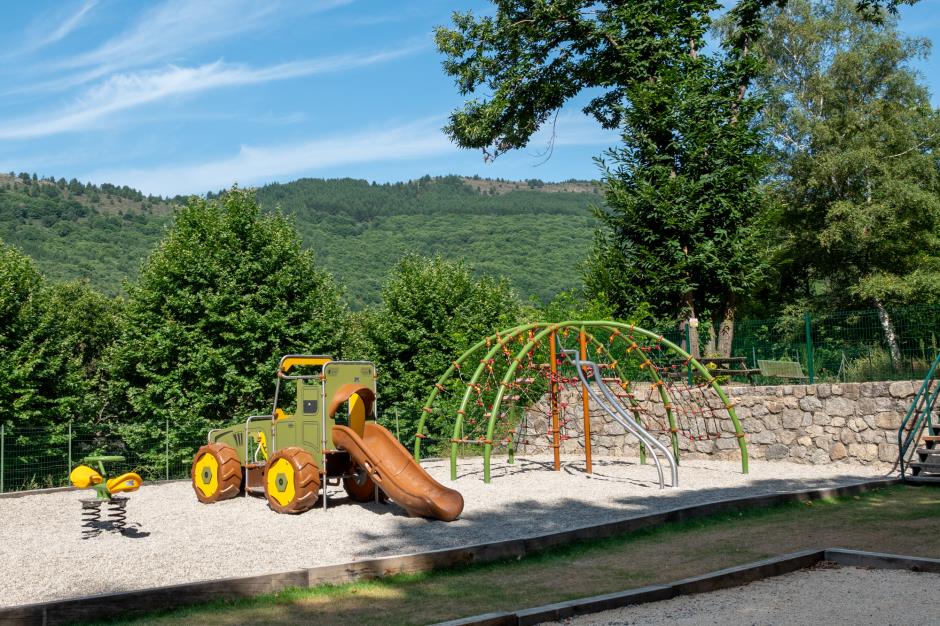 6.lac-villefort-aire-de-jeu 