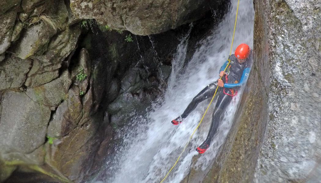 Canyoning sportif - Tapoul - rappel dans la cascade