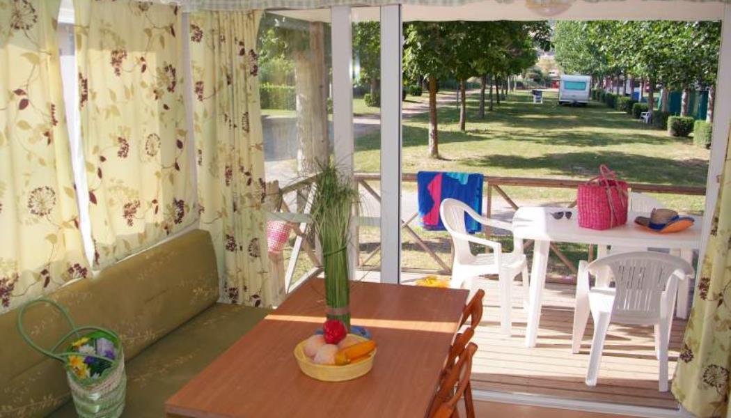 86-hebergement-salon-donnant-sur-la-terrasse-800x600