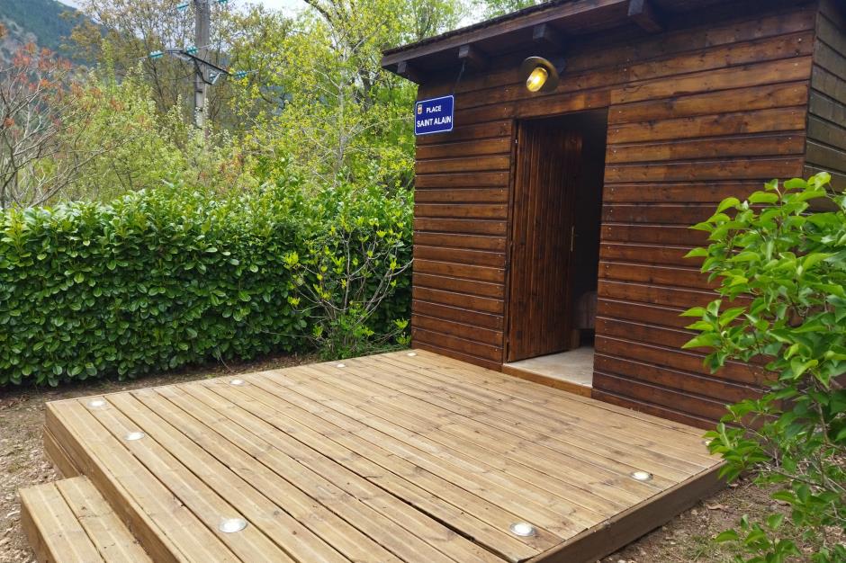 Chalet en bois chambre lit double  