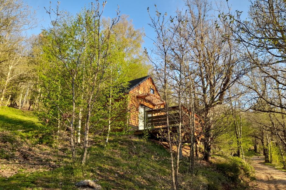 Chalet vue de côté et accès chemin terre 