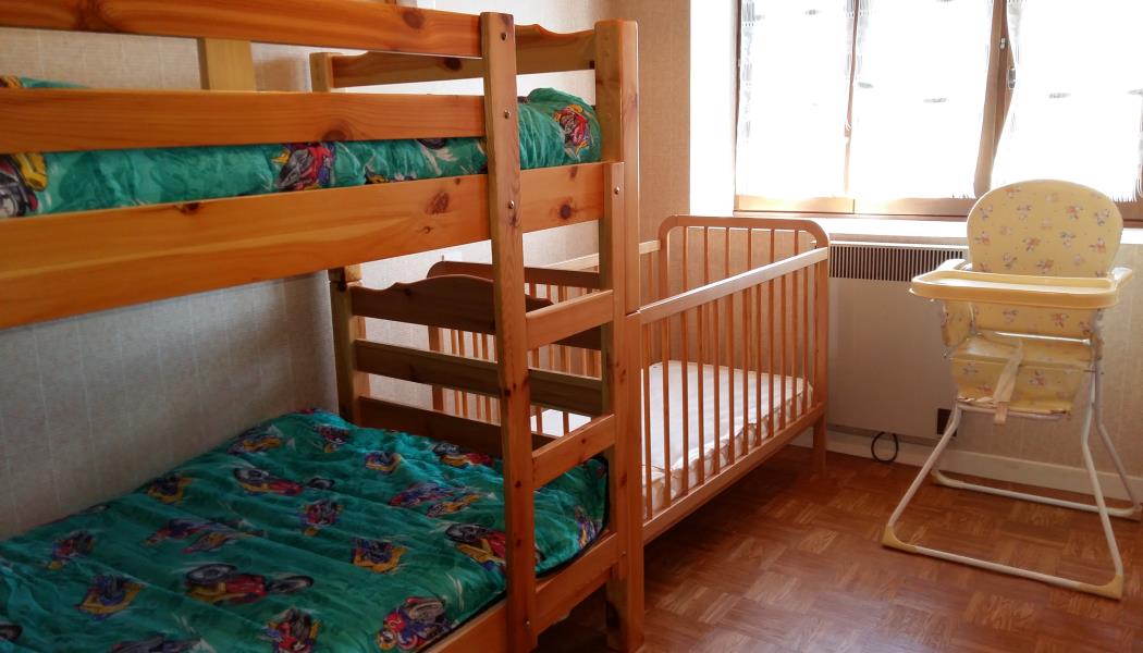 2e Chambre - 2 lits 1 place + 1 lit bébé + 1 chaise haute