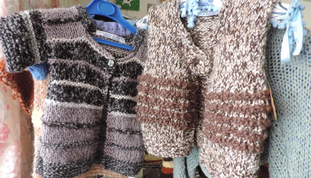 Gilets d'enfant en pure laine tricotés par Myriam