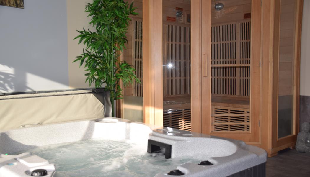 salle de bain bien-être équipée d'un jacuzzi et sauna, jeux de lumière Dandelion