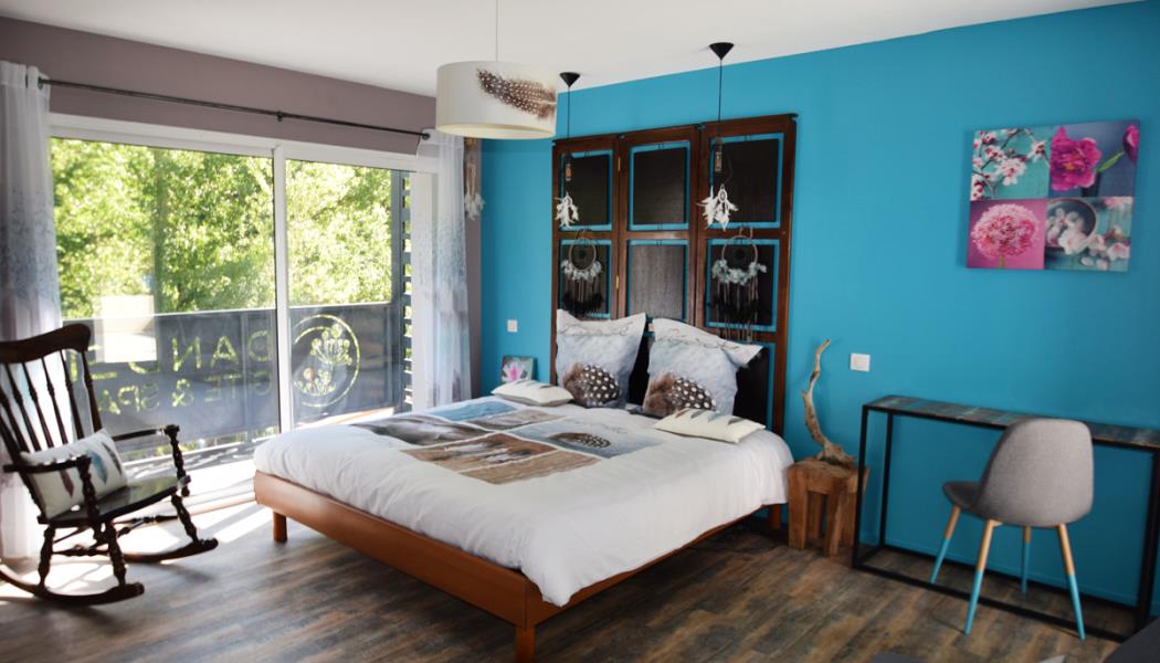 Chambre Plume avec attrape-rêve 2x90 lit électrique petit salon terrasse balcon