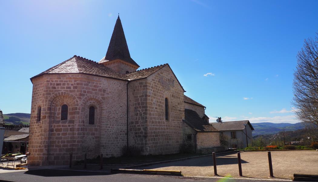 Eglise St Jean Baptiste et terrain de pétanque