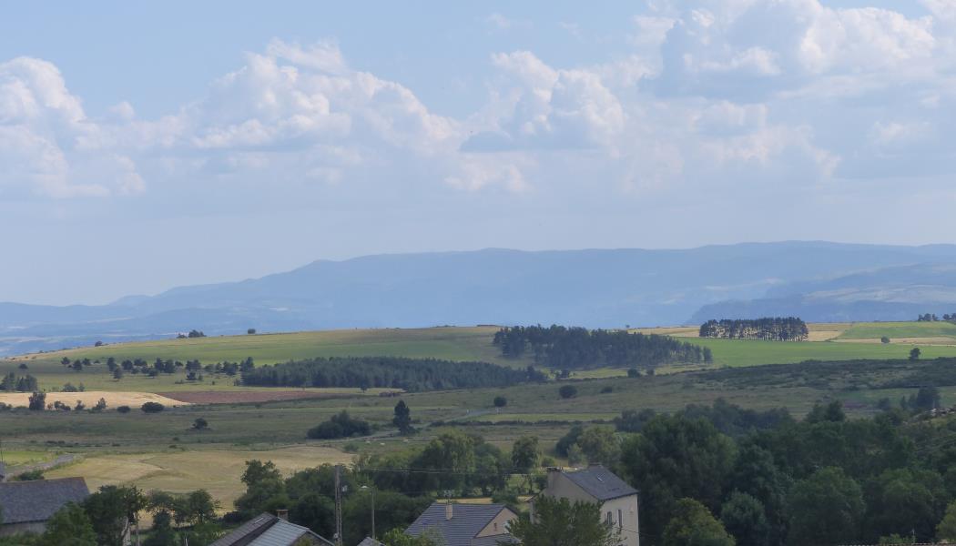 vue de la terrasse: le bas du village, au loin, le Mont Aigoual