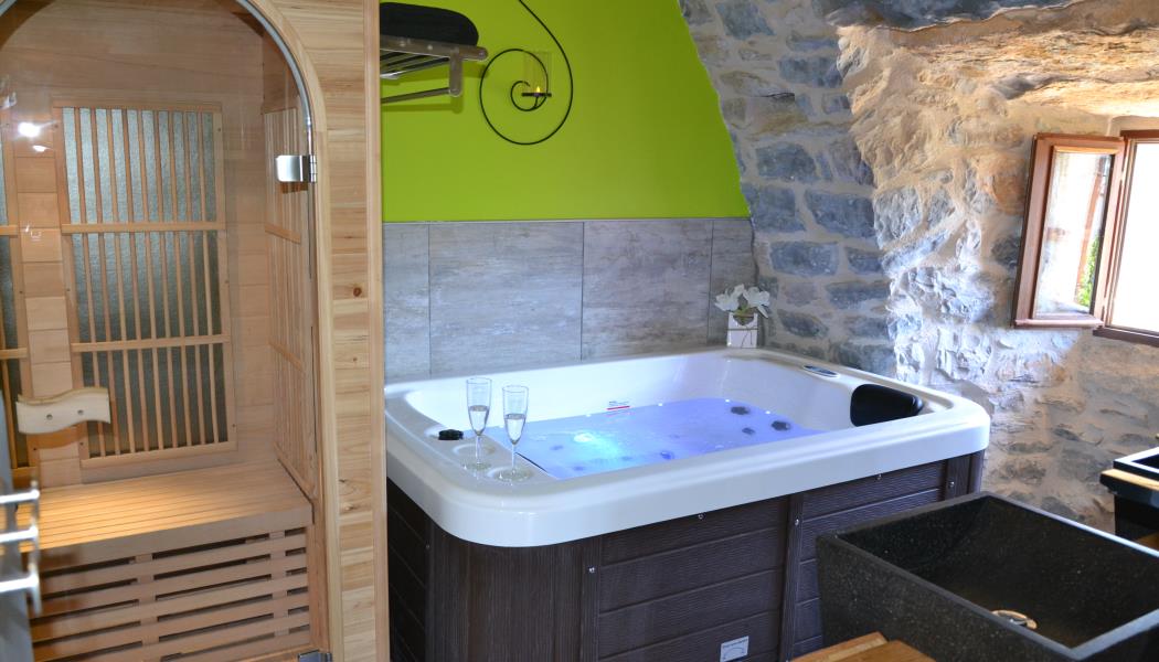  Loft Cocoon spa avec jacuzzi sauna  Privatif en duplex avec pierres apparentes