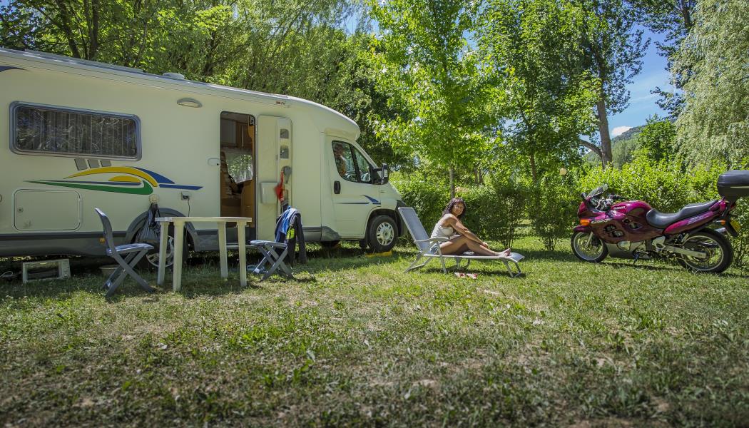 Camping les 2 Vallées en Aveyron - emplacements camping-car
