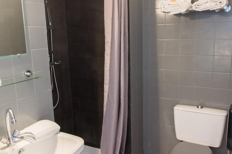 Hôtel Le Languedoc - chambre double douche1 