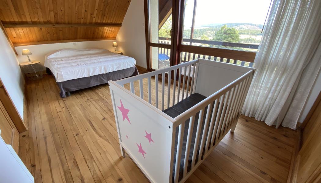 Chambre 3 avec un vrai lit bébé