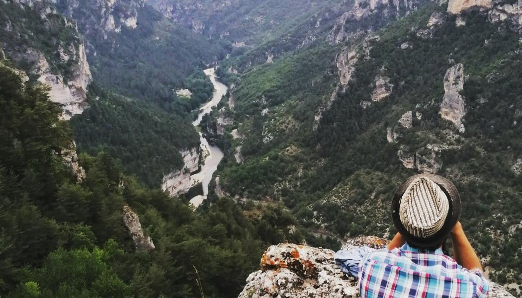 Apprenti-Ornitho face au magnifique panorama sur les Gorges du Tarn