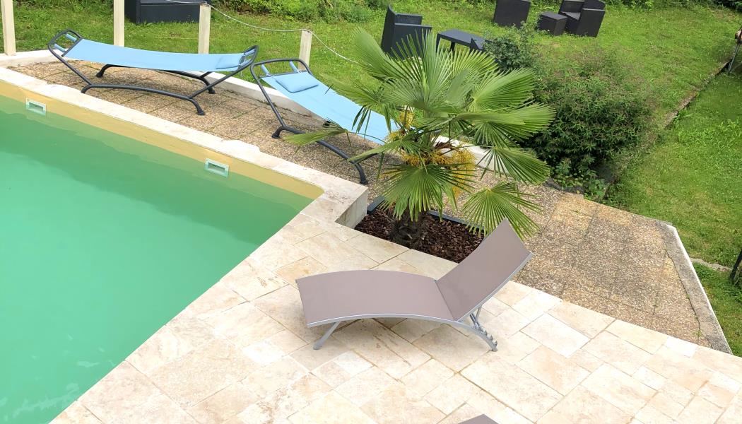 La piscine & ses transats vue de la terrasse ch double sup