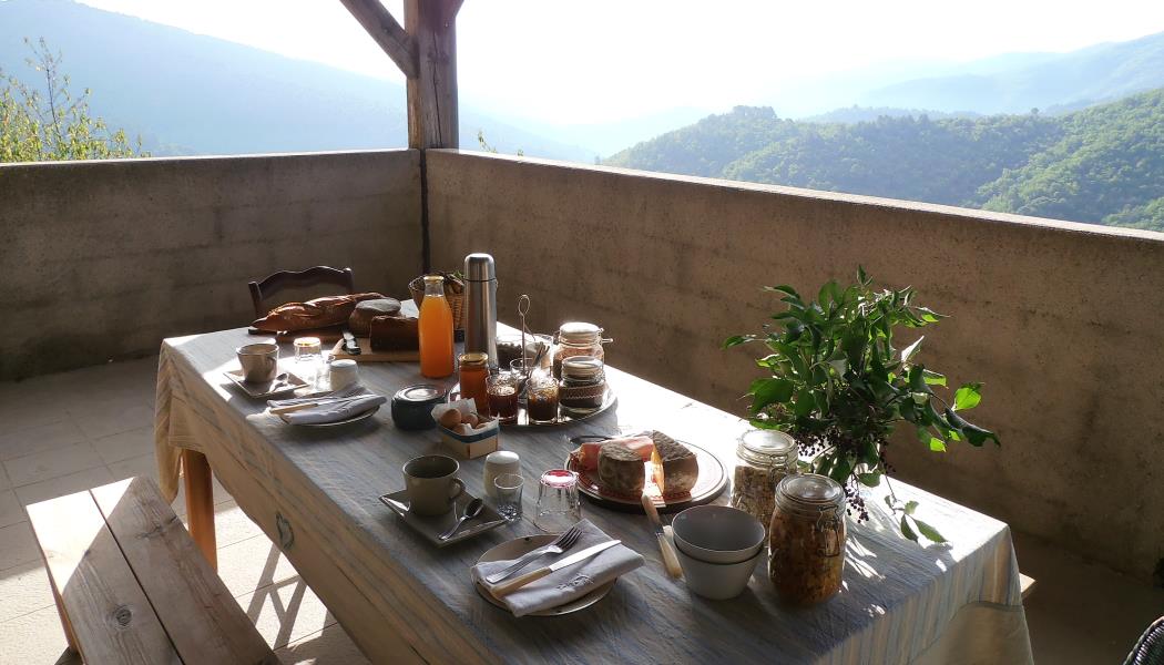 La-vallee-de-Gaia-petit-dejeuner-avec-vue-sur-les-Cevennes