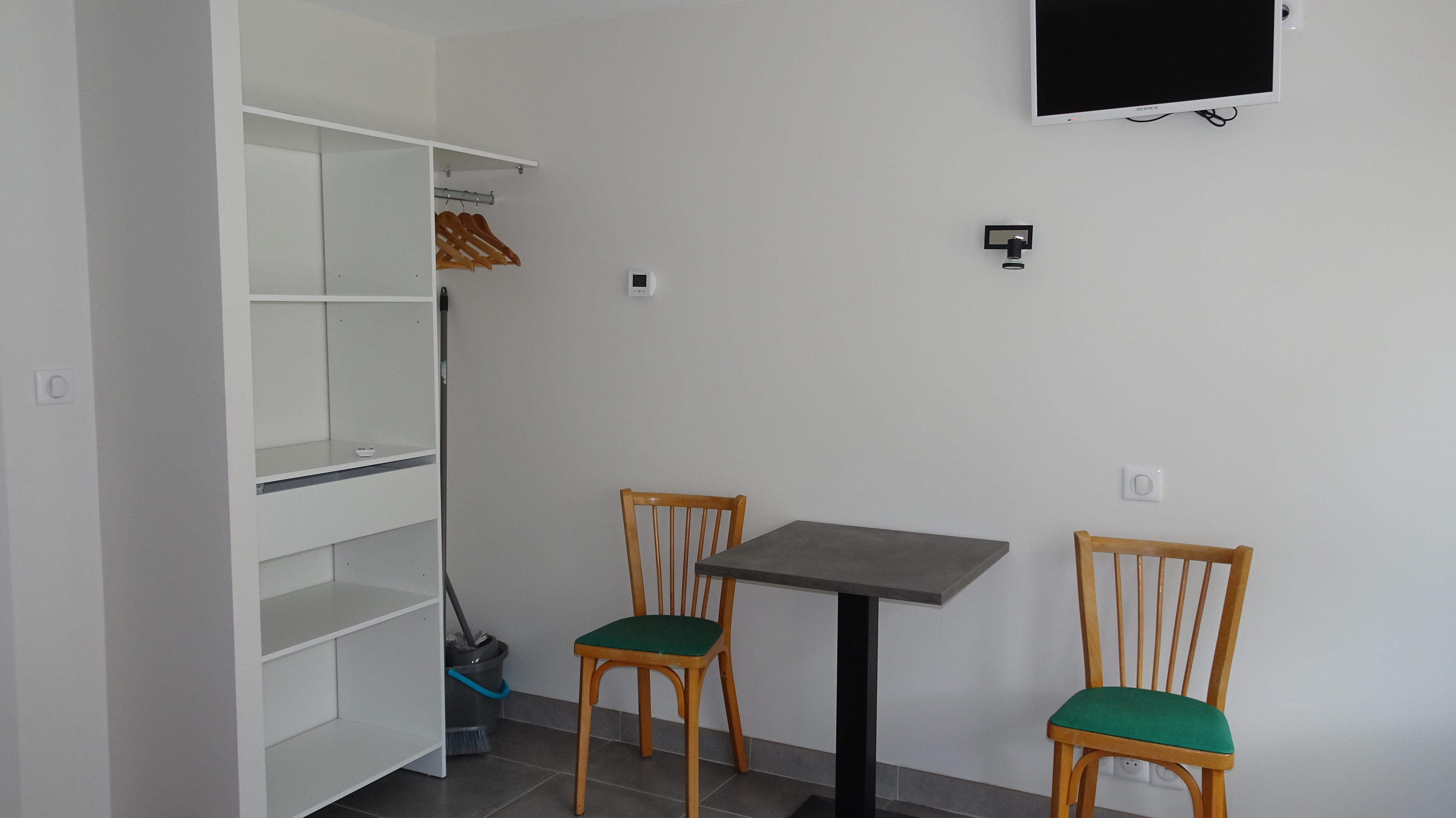 AU PONT DE LA GINÈZE - STUDIO LE HIBOU, Barjac