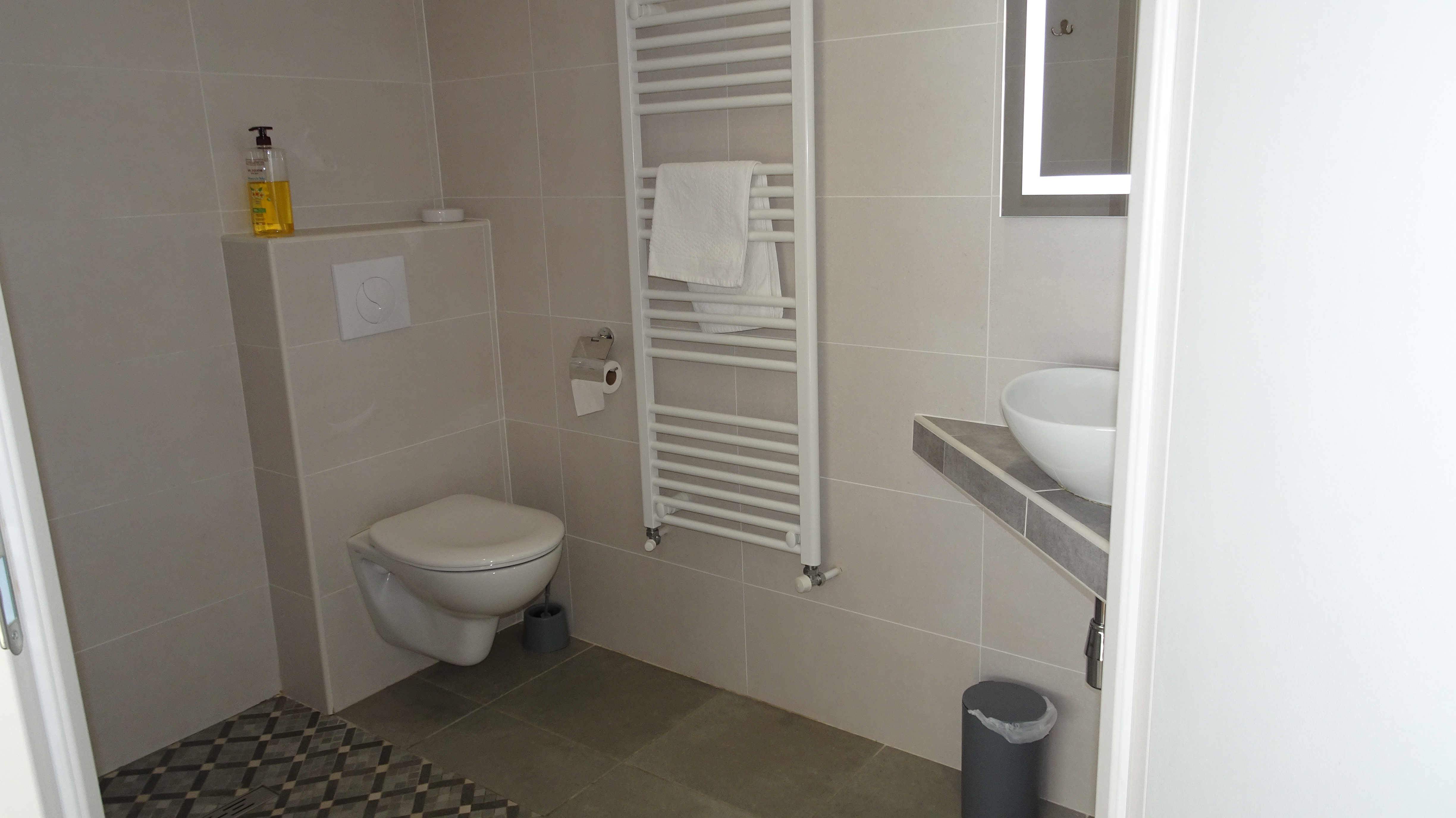 AU PONT DE LA GINÈZE - STUDIO LE MILAN, Barjac