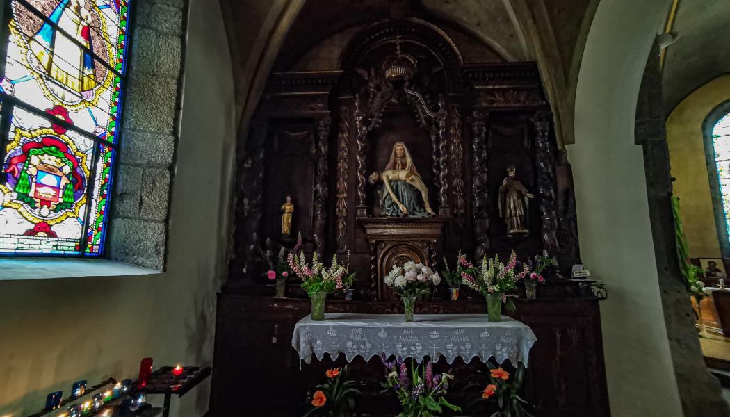 Retable et Pietà dans l'église Saint-Hilaire à Saint-Chélyd'Apcher