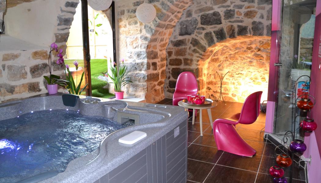 Soleil Eau Spa chambre avec jacuzzi privatif dans une ambiance romantique design