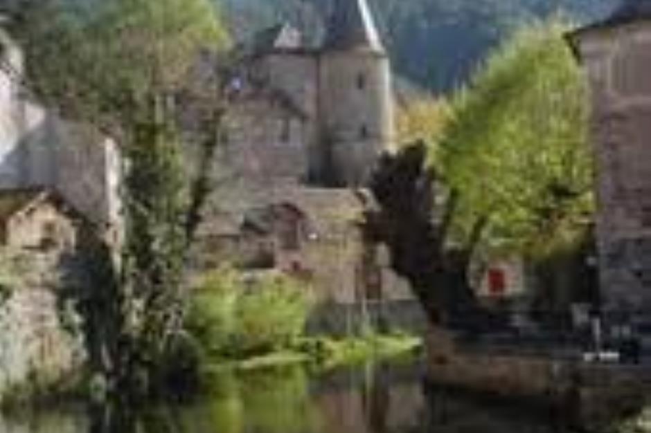 Source du pecher avec chateau 