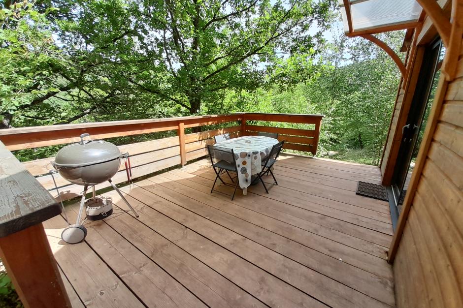 Terrasse table et barbecue 