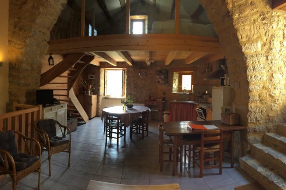 Vue-de-l-arche-en-pierres 