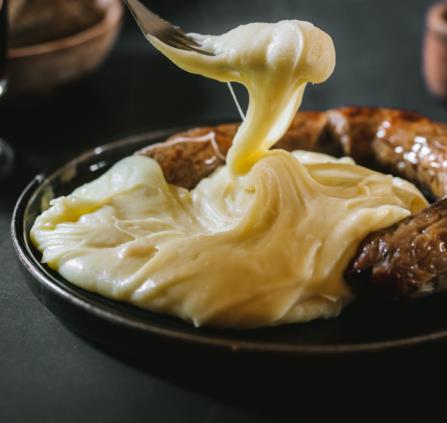 aligot-saucisse-specialite-culinaire-aubrac-aveyron-cantal-selection-du-gout