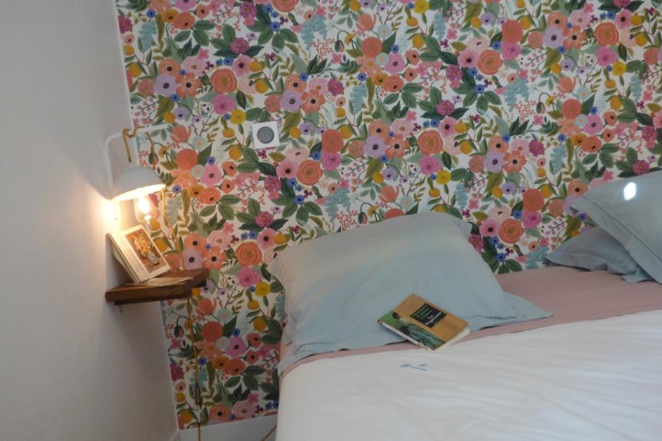 amandine  détail chambres d hotes location gite gorges du tarn papier peint fleurs 