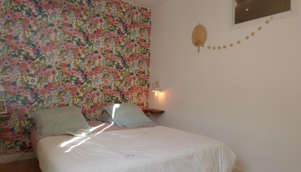 amandine  lit chambres d hotes location gite gorges du tarn papier peint fleurs
