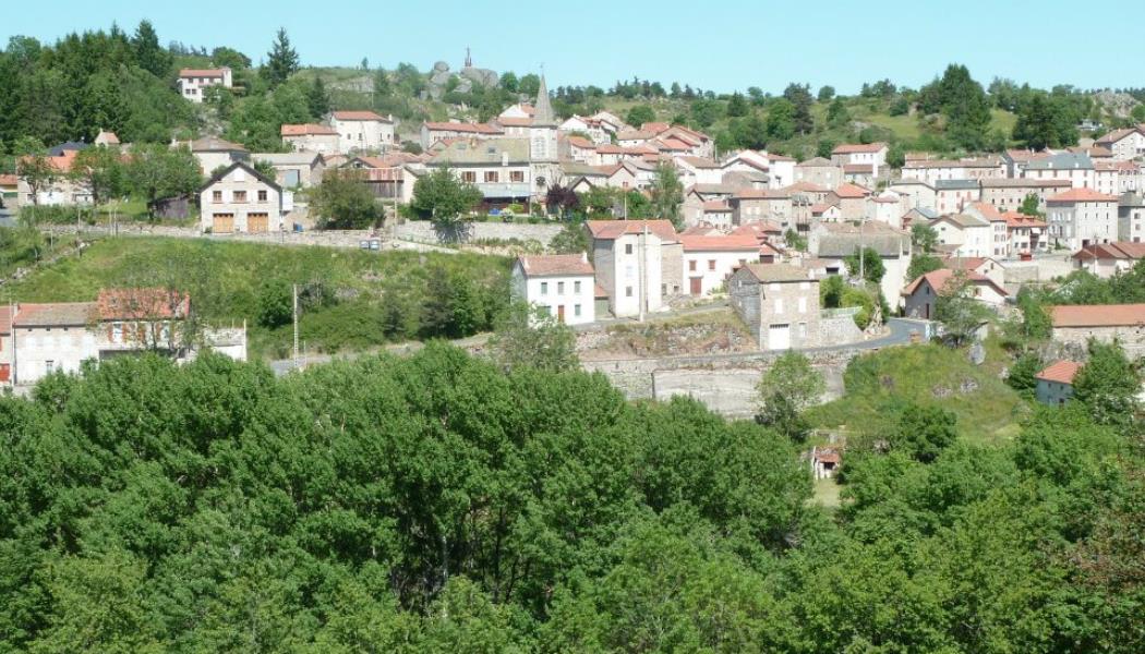 Le village d'Auroux dans la vallée du Chapeauroux_2