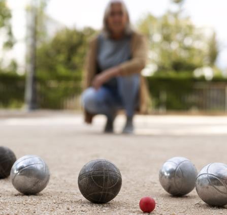 elderly-friends-playing-petanque