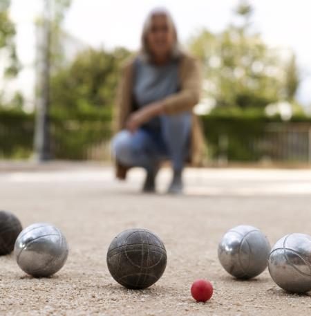 elderly-friends-playing-petanque