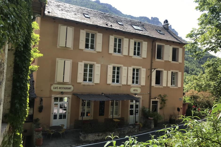 façade rue depuis gîte 