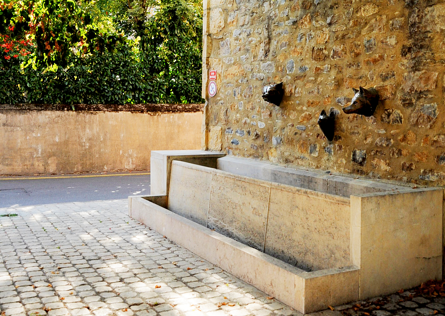 FONTAINE AUX LOUPS