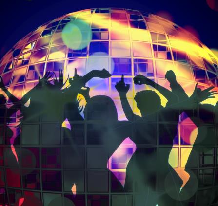 groupe-de-gens-bal-disco-discothèque-danse-animation-images-photos-gratuites1-1560x1103