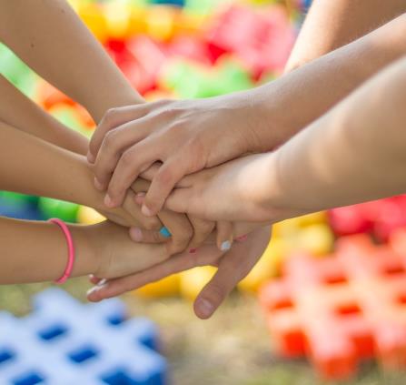 mains enfants jeux associations