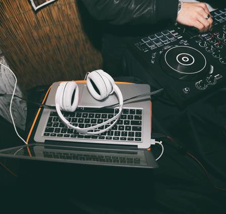 headphones©Sammy-Sander-Pixabay