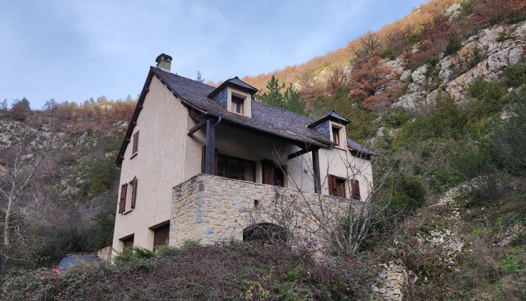 la maison vue depuis la route Gîte de la Baume Gorges du Tarn
