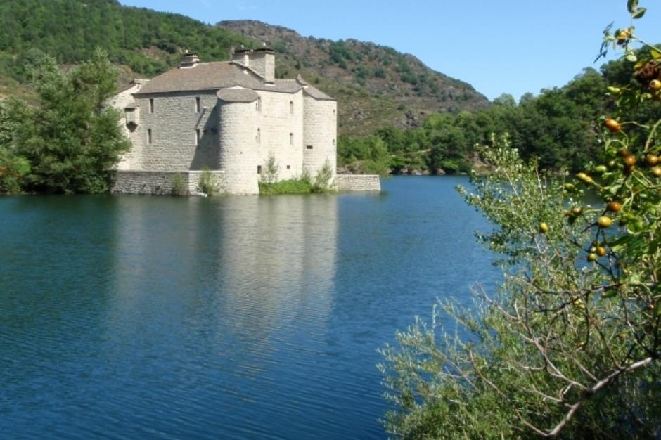 le château de Castanet, sur le lac de Villefort 