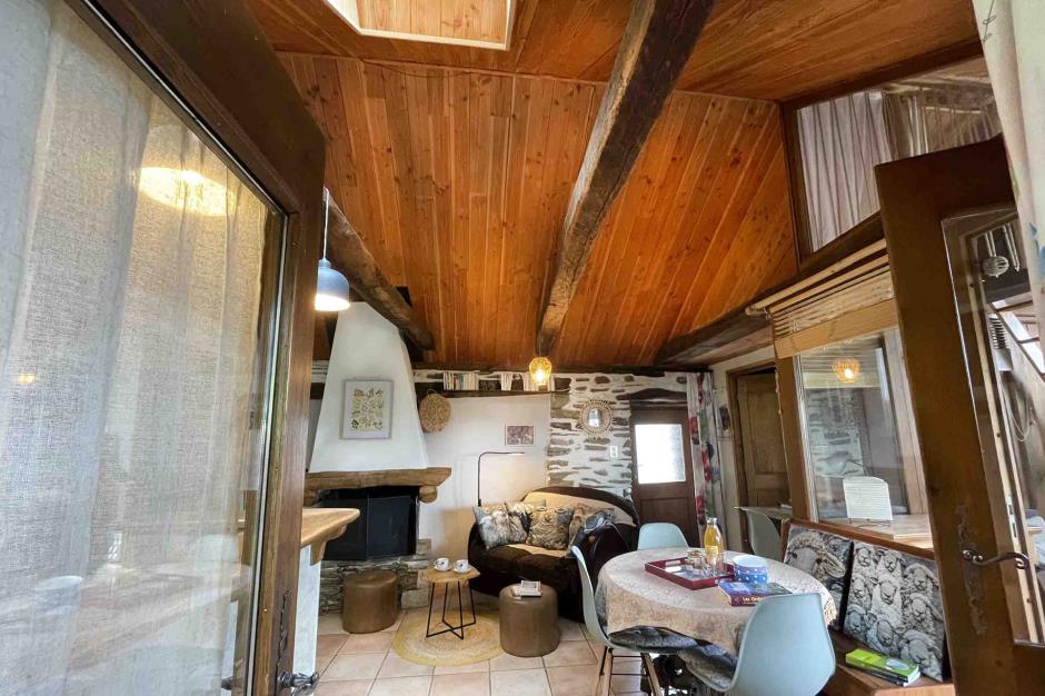 le-coin-repas-et-salon-de-la-pièce-de-vie-gite-de-liou 