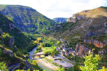 location-vacances-la-malene-les-bateliers-randonnee-nature